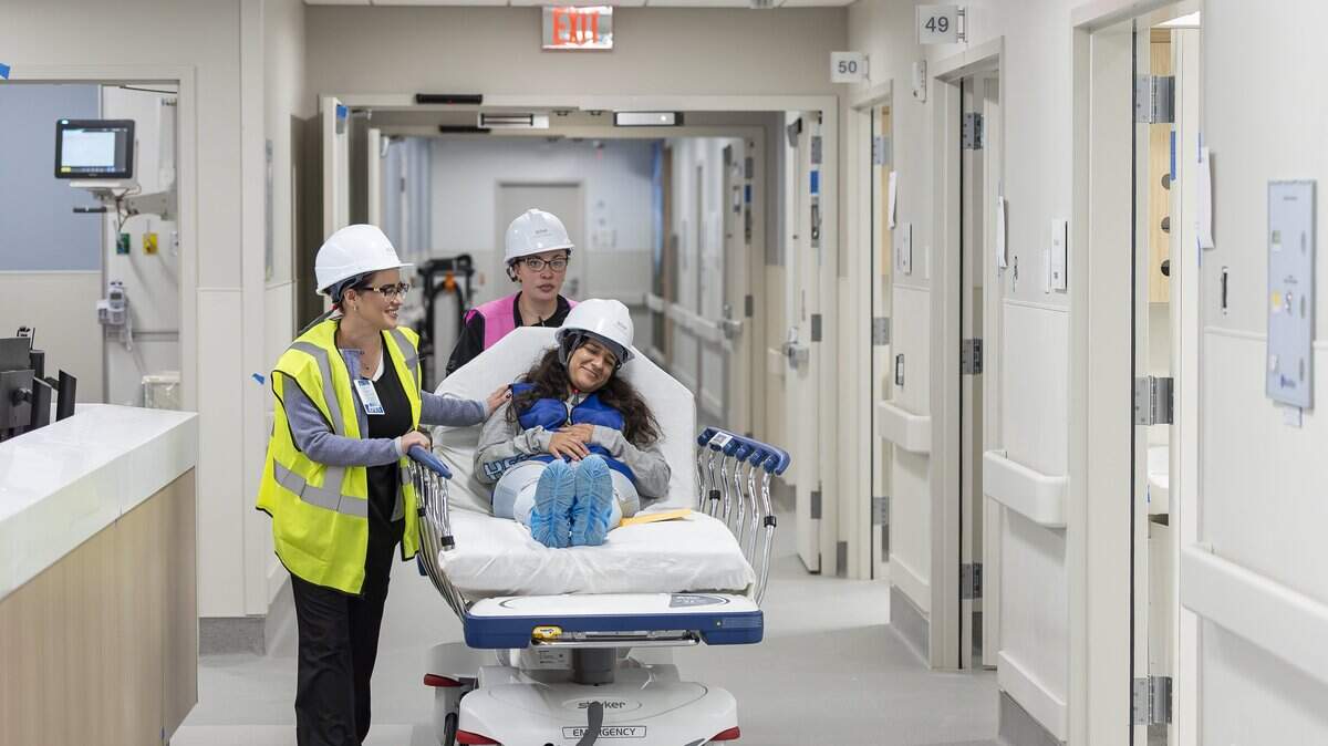 Anicia Domínguez, izquierda, enfermera del Jackson Memorial Hospital, Arliette Vita, centro, practicante y la estudiante del Miami Dade College, Ashley Rivera, simulan una operación en la nueva sala de emergencias del hospital el pasado jueves.