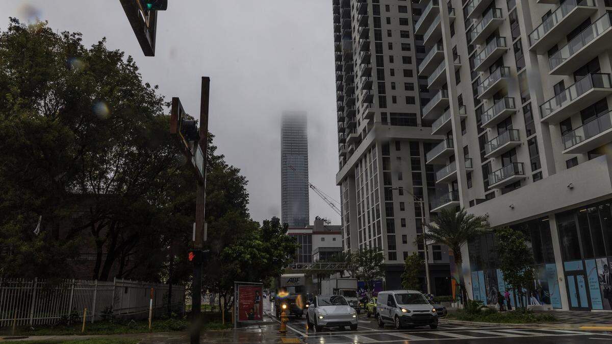Nubes bajas cubren la cima de los edificios del horizonte de Miami durante una mañana nublada.