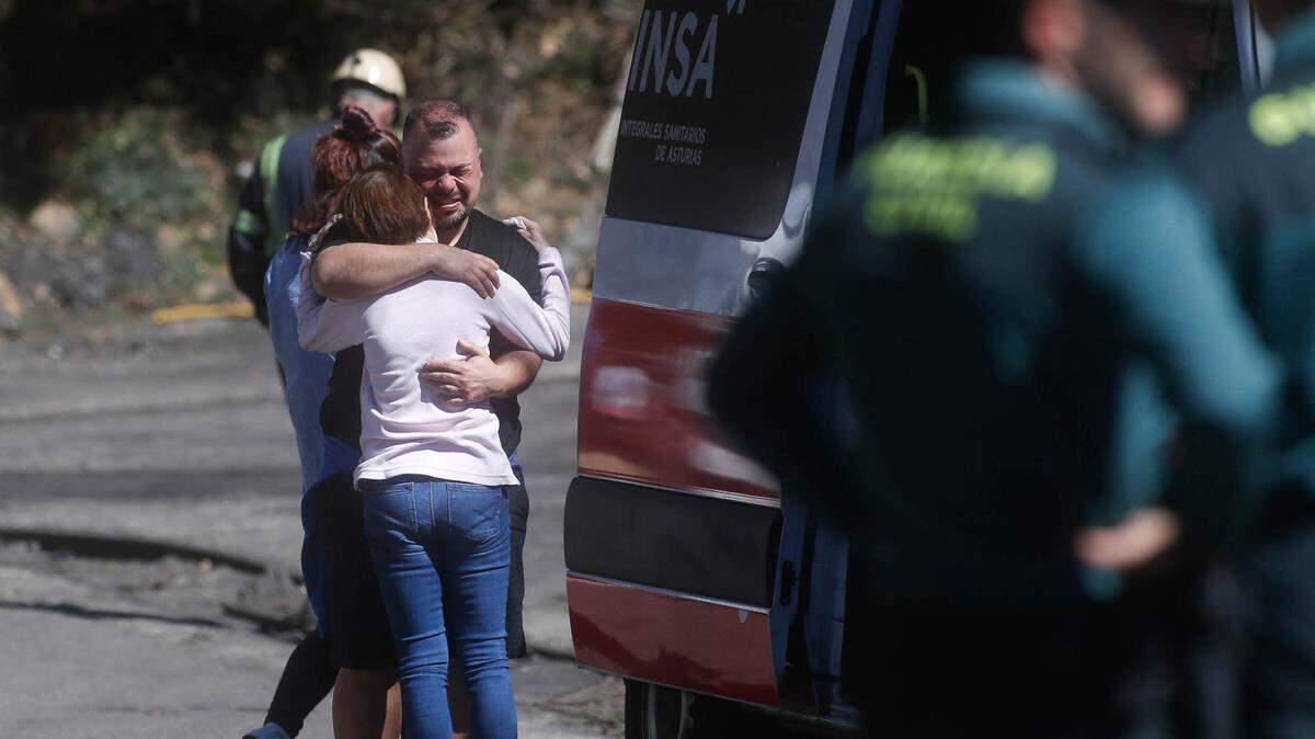 Dos familiares de las víctimas se abrazan cerca de una mina de carbón en donde ocurrió una explosión, en la ciudad española de Degaña, región de Asturias, el lunes 31 de marzo de 2025. 