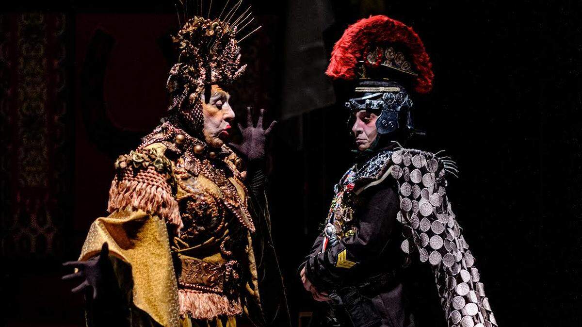 Gerardo Riverón y Andy Barbosa en ‘Ubú pandemia’, una produción de Teatro Avante.