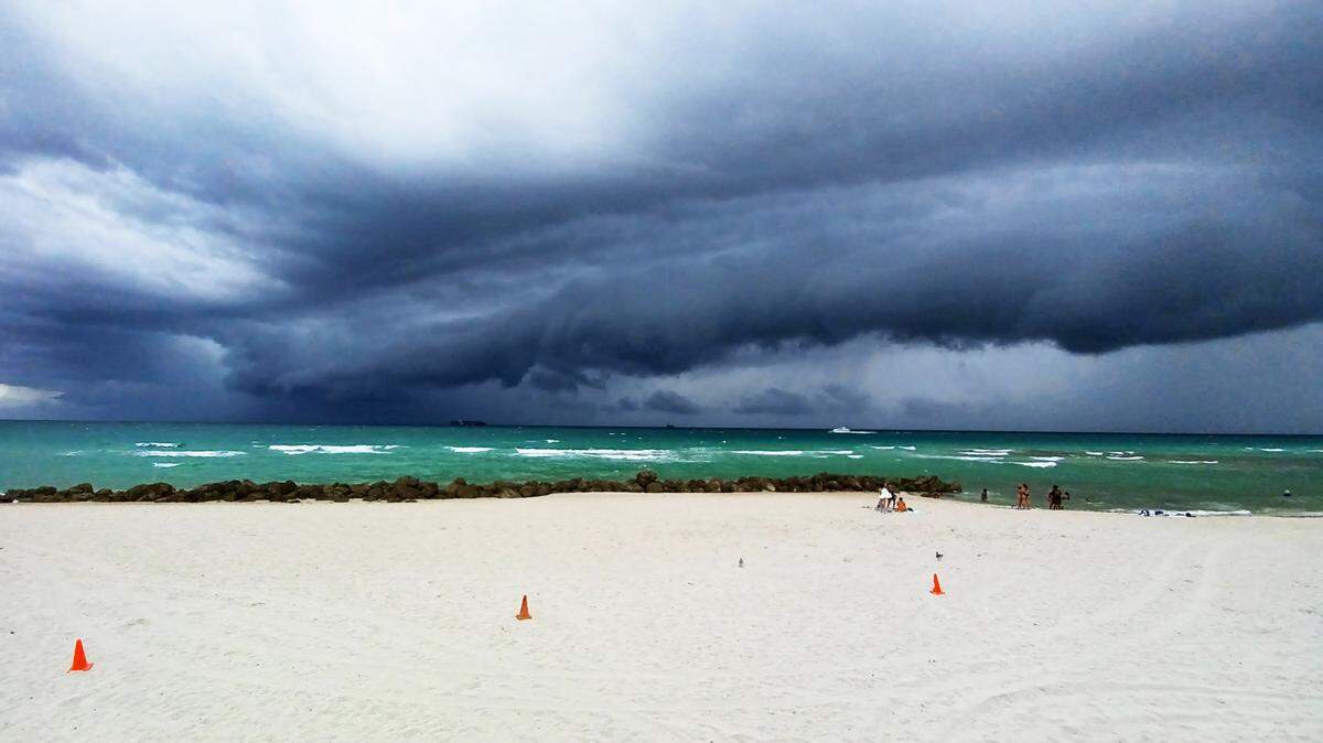 Una tormenta amenaza a bañistas en Miami Beach, el lunes 5 de julio del 2021.