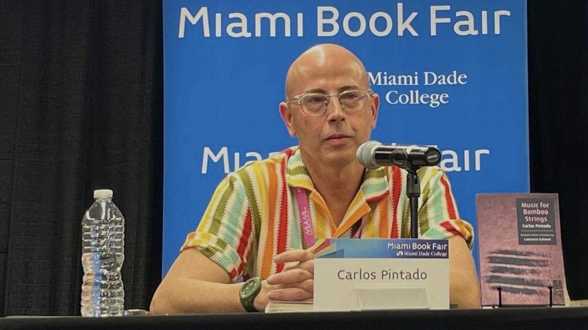 El escritor cubanoamericano Carlos Pintado, en la presentación de su poemario durante la Miami Book Fair de 2024.