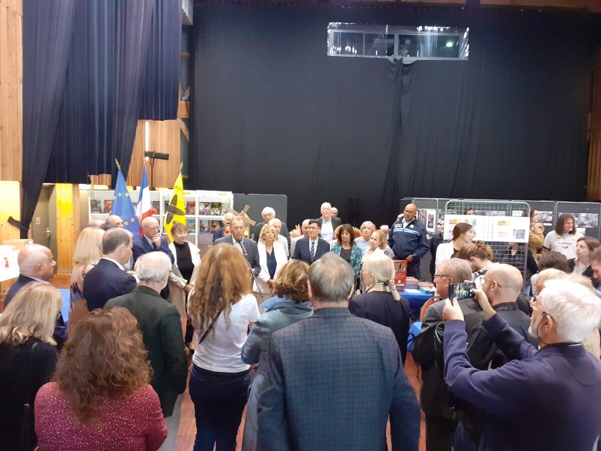 El Alcalde de Villeneuve-Loubet, Lionnel Luca, inaugura el IX Festival del Libro de Historia.