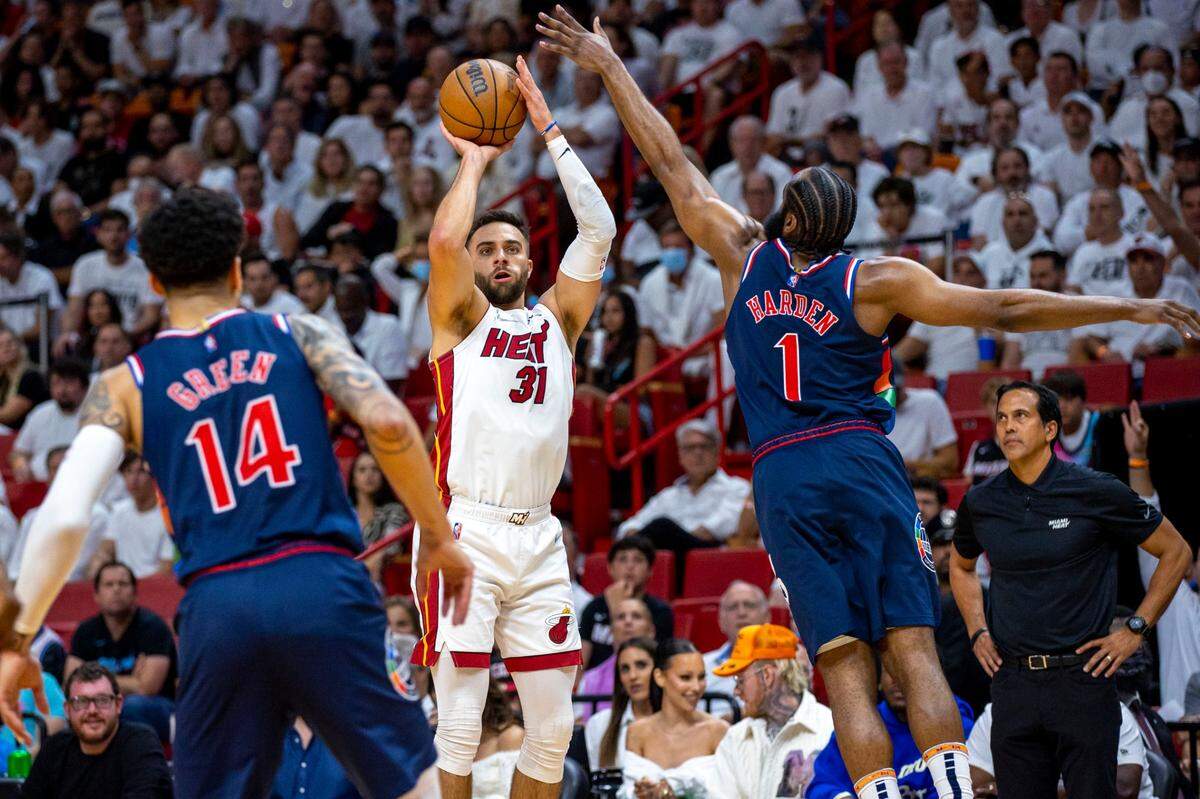 El jugador del Heat Max Strus (31) tira al aro ante la marca de James Harden (#1), de los 76ers de Filadelfia, en el partido celebrado el 2 de mayo de 2022 en Miami.