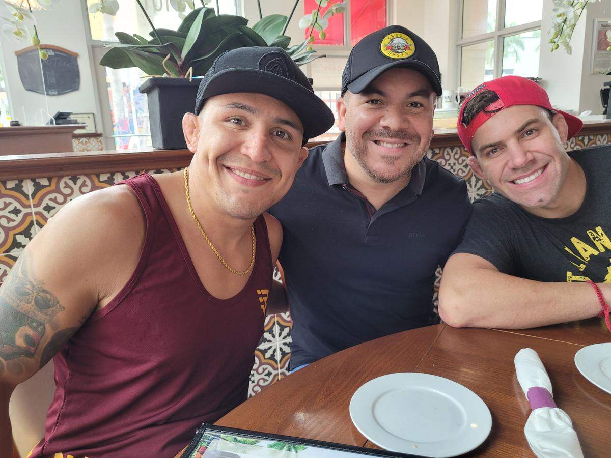 Erik “Goyito’’ Pérez (izq). junto a los comentaristas de ESPN Knockout Andrés Bermúdez (centro) y Gaston Reyno.