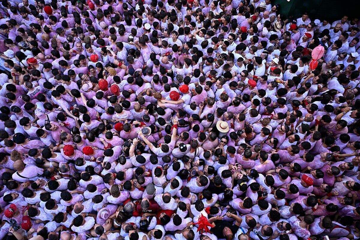 Con una semana de duración son famosos encierros, en los que se sueltan seis toros a las 8:00 a.m. -a partir del 7 de julio- para que corran desde el corral hasta la plaza de toros por las estrechas calles del casco antiguo, recorriendo una distancia de 850 metros, mientras los corredores que van delante intentan mantenerse cerca de los animales sin caerse ni sufrir una cornada.