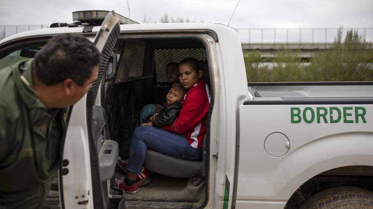 Migrantes de Honduras bajo custodia de la Patrulla Fronteriza cerca de Granjeno, Texas.