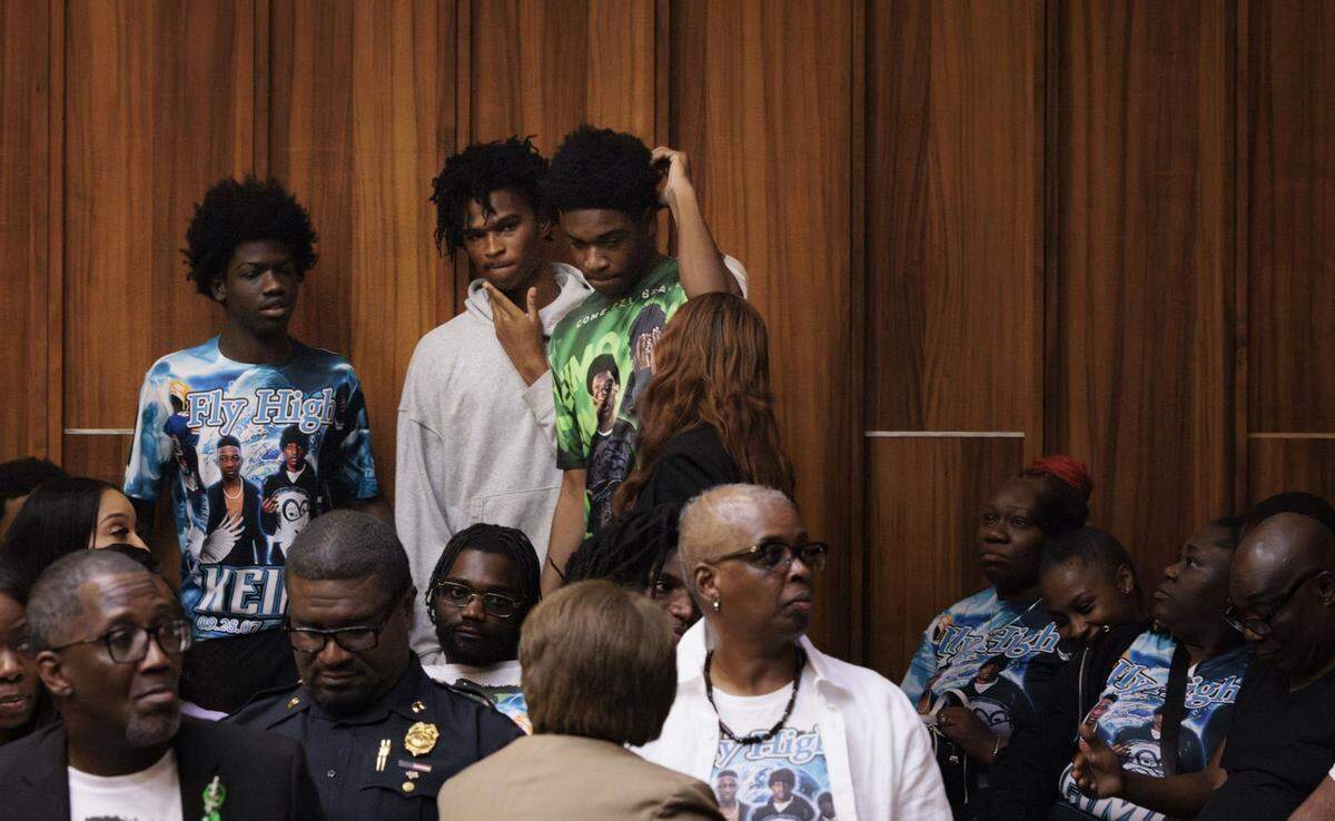 Amigos de Yahkeim Lollar —un querido jugador de football de la escuela secundaria Miami Northwestern Senior High— buscan asiento en una sala del tribunal abarrotada de amigos y familiares de la víctima, durante la audiencia de sentencia de Jahara Malik, quien se declaró culpable del cargo de homicidio por haberlo apuñalado mortalmente. Alie Skowronski askowronski@miamiherald.com