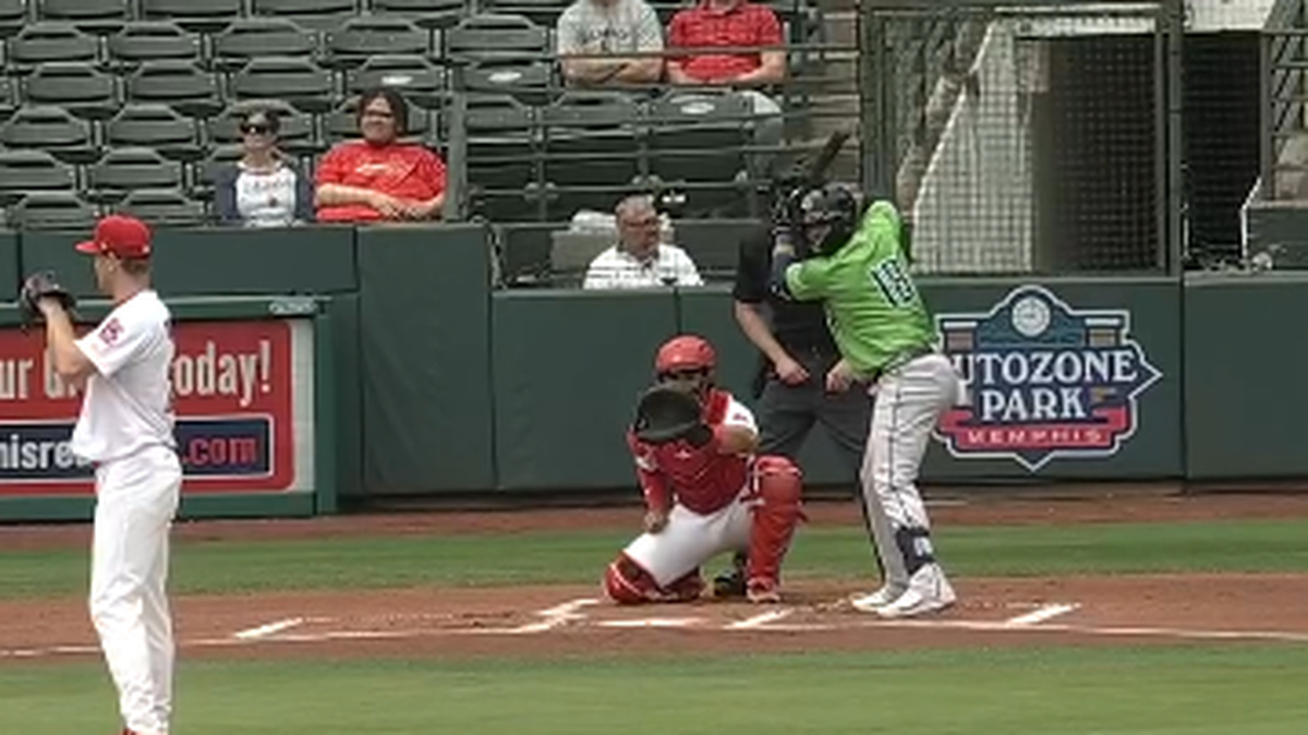 El primera base de los Gwinnett Stripers Yuli Gurriel batea ante los Memphis Redbirds (Cardenales de San Luis), en el partido de Triple A celebrado el 15 de mayo de 2024 en Memphis, Tennessee.