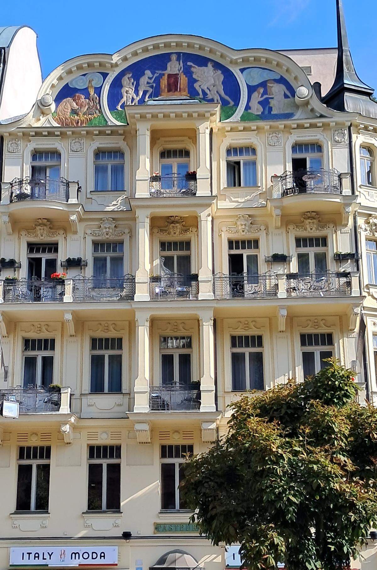 Fachada del Hotel Fatade en Karlovy Vary, República Checa.