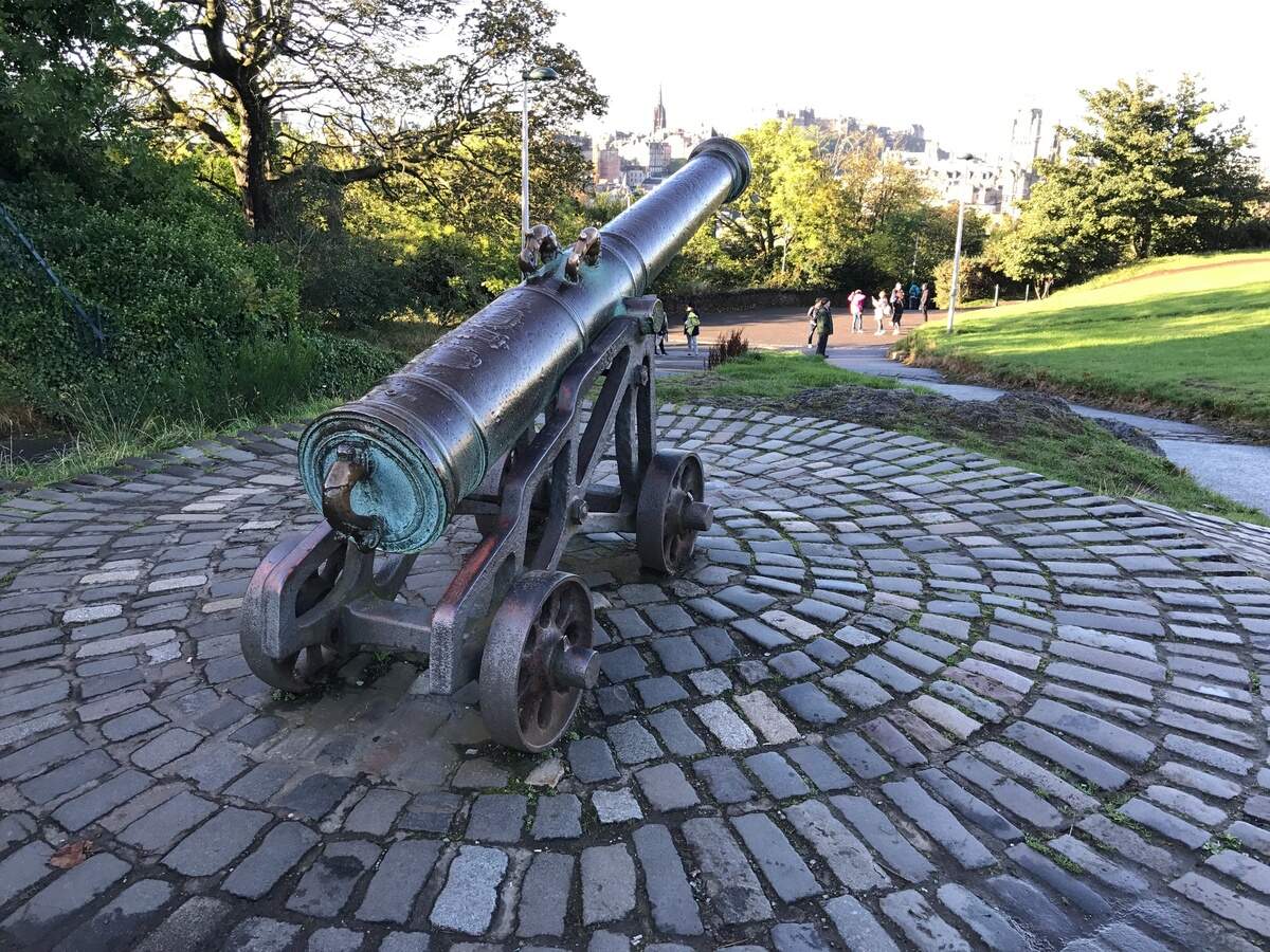 Cañón portugués, Calton Hill.