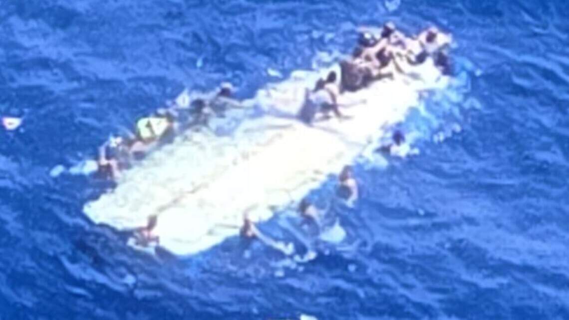 “Peleas y machetazos abordo”. Guardia Costera rescata a 40 tras naufragio de bote cerca de Puerto Rico