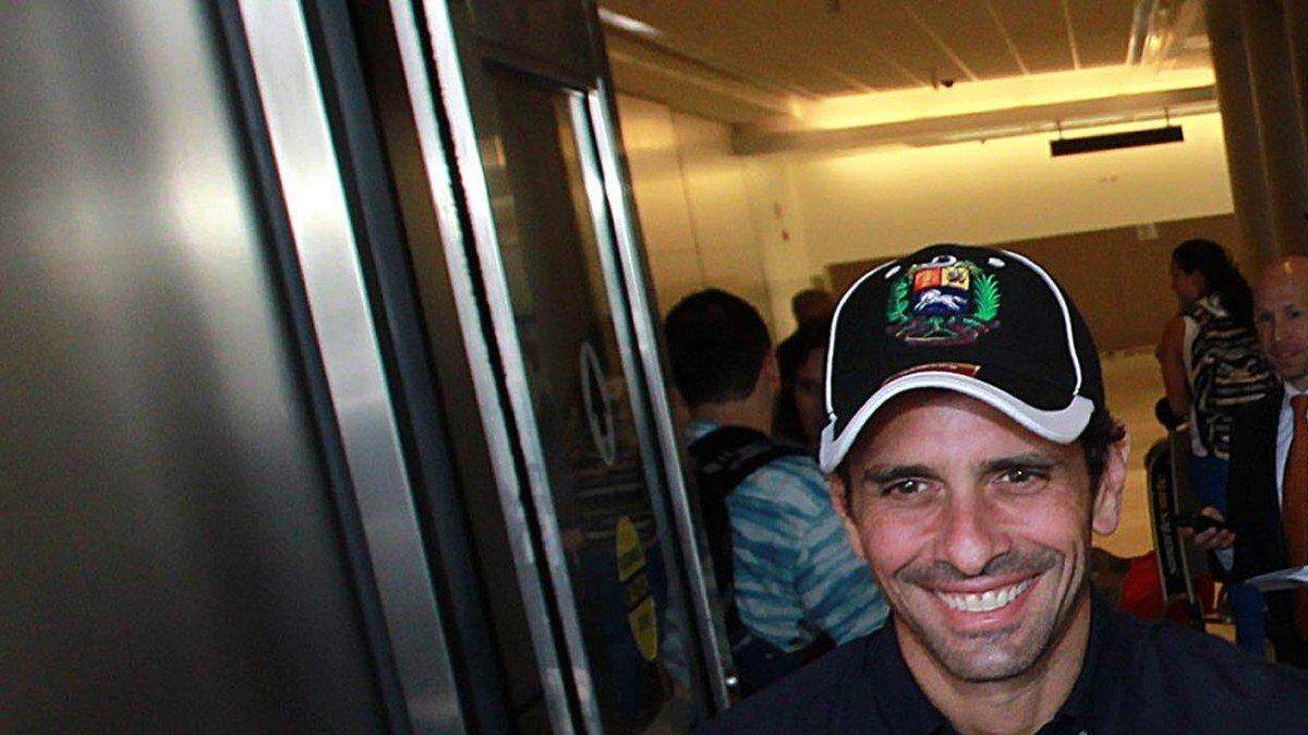 Julio Borges (d), jefe de Primero Justicia, y Henrique Capriles (i), gobernador del estado de Miranda, posaron para una fotografía en el Aeropuerto Internacional de Miami el sábado 14 de septiembre 2013.