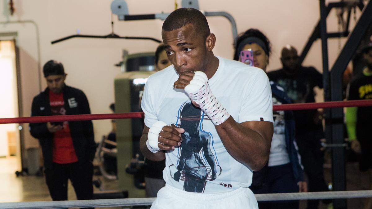 ERISLANDY LARA entrena para la prensa en Houston antes de partir a Nueva York para su choque del 2 de marzo.