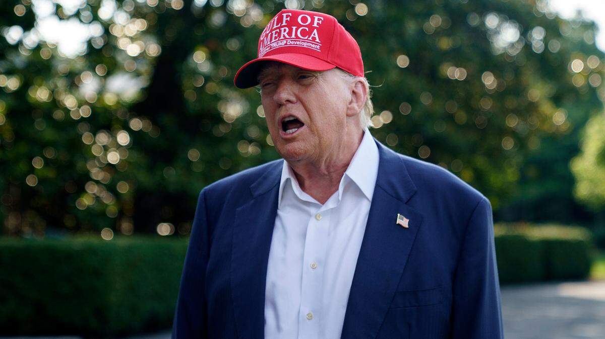 El presidente de Estados Unidos, Donald Trump, habla con los medios mientras sale de la Casa Blanca, Washington D.C, el 1 de julio de 2025. 