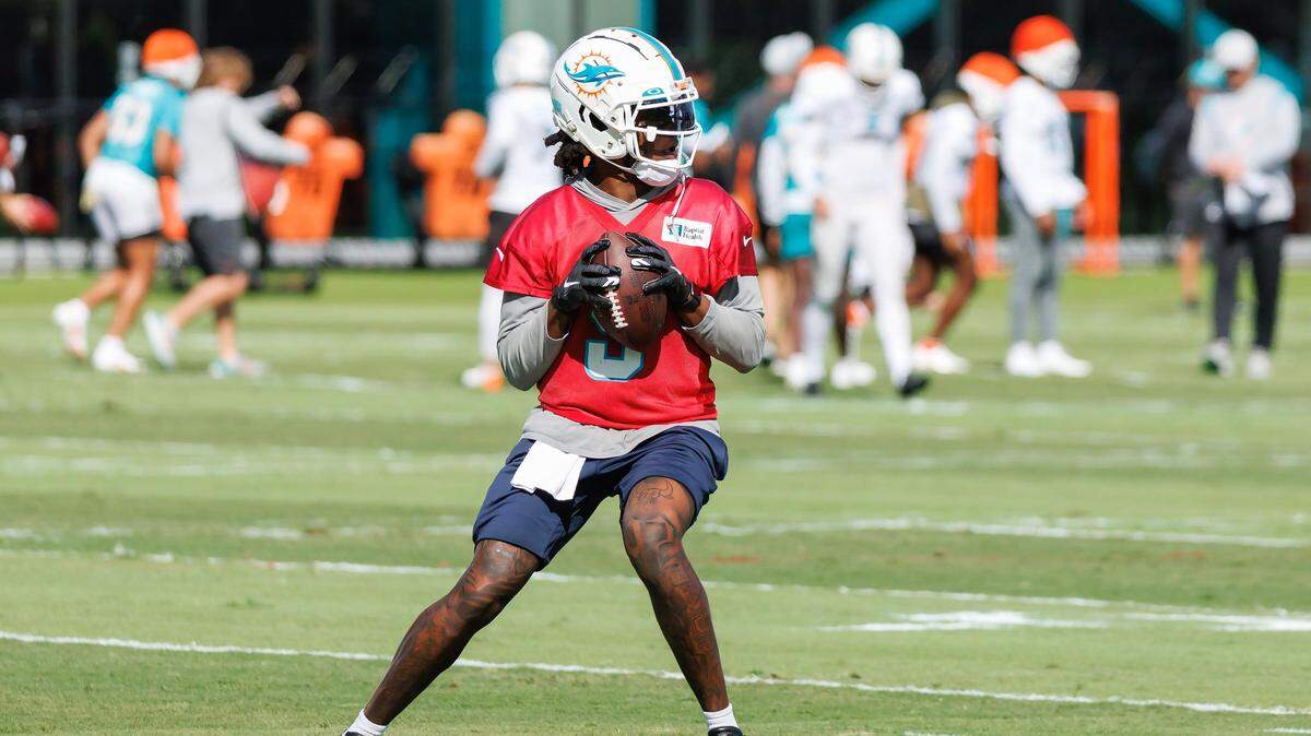 El quarterback de los Dolphins Teddy Bridgewater lanza un pase en una práctica con el equipo, el 28 de diciembre de 2022 en Miami Garden, Florida.