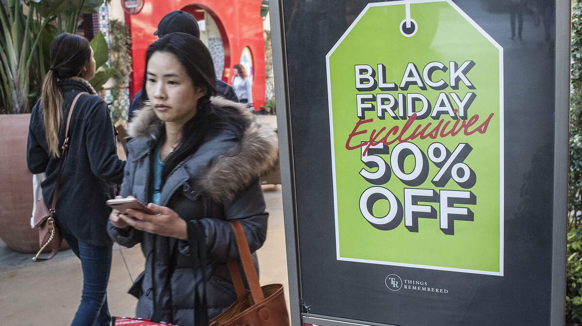 Personas buscan ofertas en el Irvine Spectrum Center in Irvine, en California, el Black Friday del 25 de noviembre de 2016.