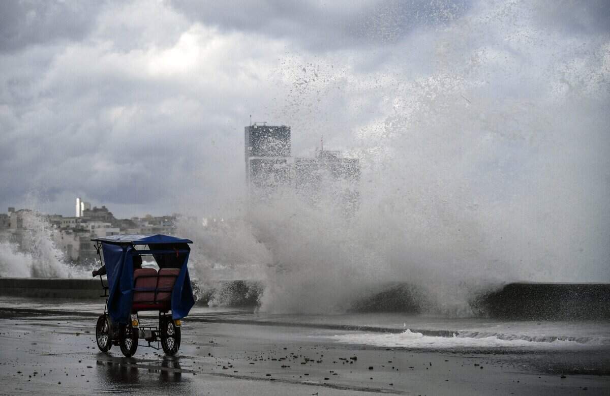 Un hombre circula en bicicleta por el malecón de La Habana tras la llegada de un frente frío el 1 de febrero de 2026.