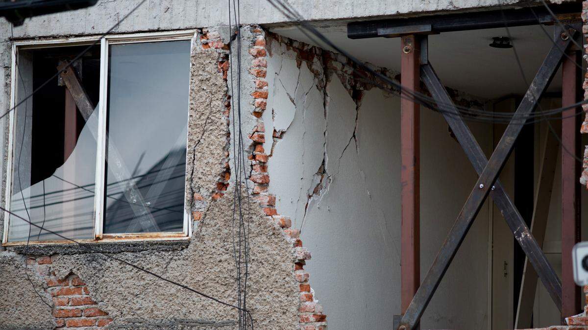 Nadie ha sido procesado con éxito por el derrumbe de edificios pese a que los expertos hallaron evidencias de construcciones deficientes en varios casos en los que los constructores presentaron documentación falsa, emplearon materiales baratos o simplemente construyeron sobre estructuras antiguas e inestables.