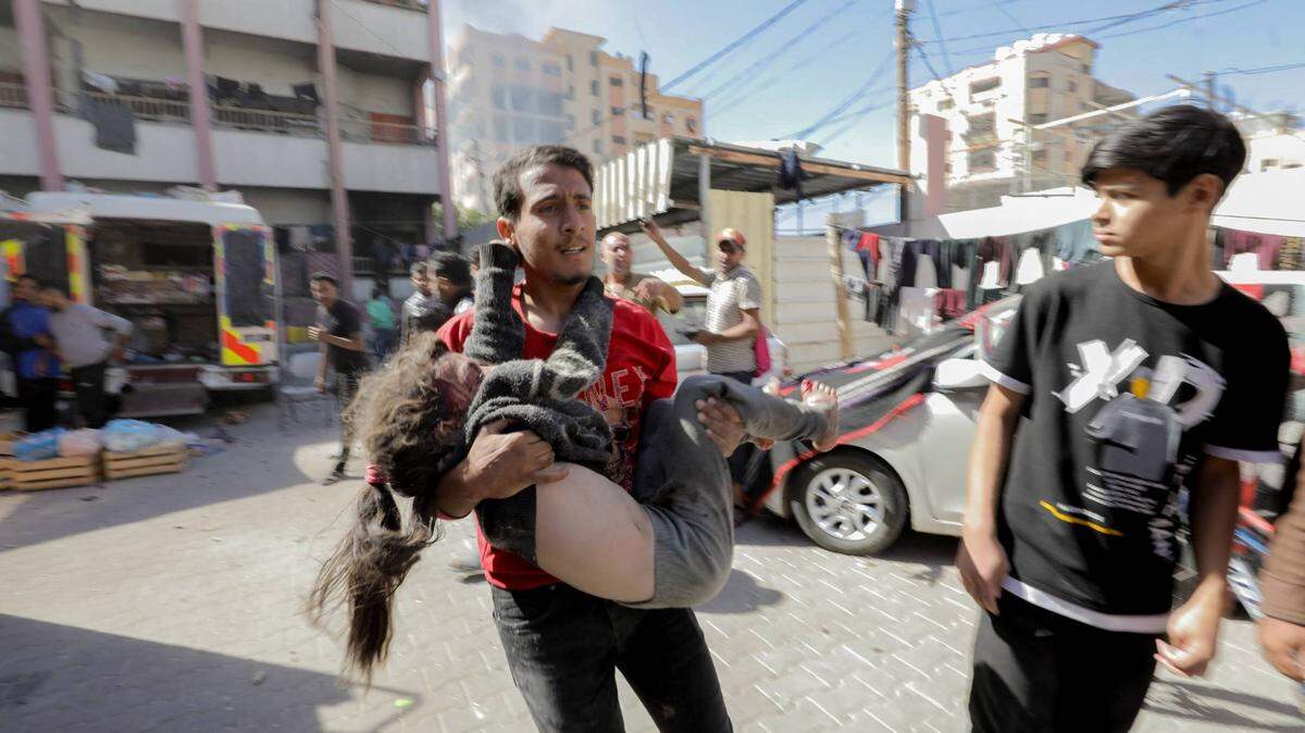 Palestinos trasladan a personas heridas tras un ataque israelí contra una escuela que albergaba a desplazados en el campamento de refugiados de Nuseirat en Deir al-Balah, Franja de Gaza, el 24 de octubre de 2024. 