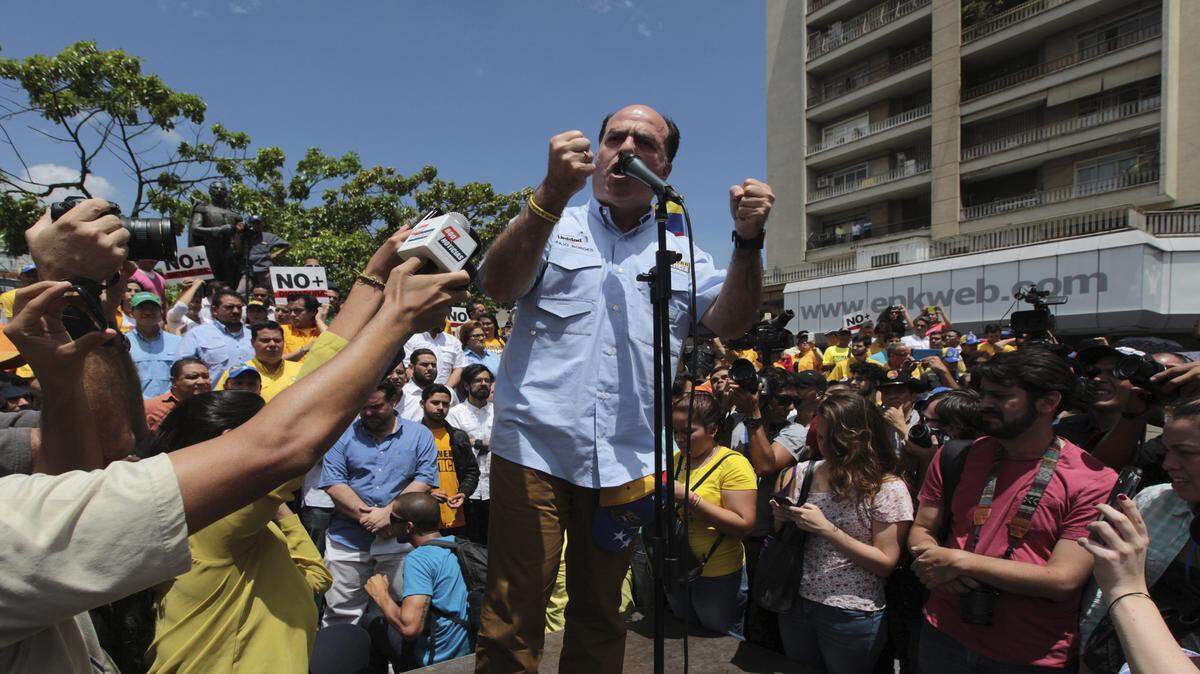  El opositor Julio Borges, presidente de la Asamblea Nacional venezolana aseveró este sábado, 1 de abril, que el “golpe de Estado” que dio el Tribunal Supremo de Justicia (TSJ) al despojar al ente legislativo de sus funciones no se puede “corregir” suprimiendo una sentencia.