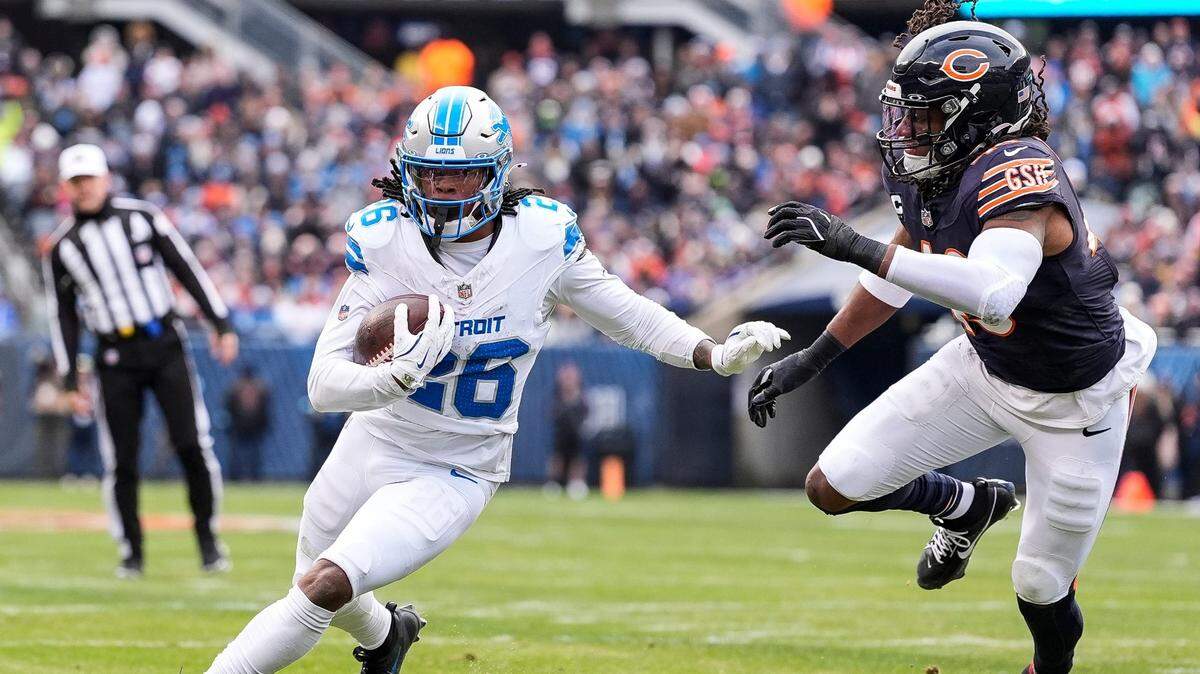 El running back de los Lions de Detroit, Jahmyr Gibbs (26), corre con el ovoide ante la marca del linebacker de los Bears de Chicago, Tremaine Edmunds, durante la primera mitad del partido celebrado el 22 de diciembre de 2024 en el Soldier Field en Chicago.
