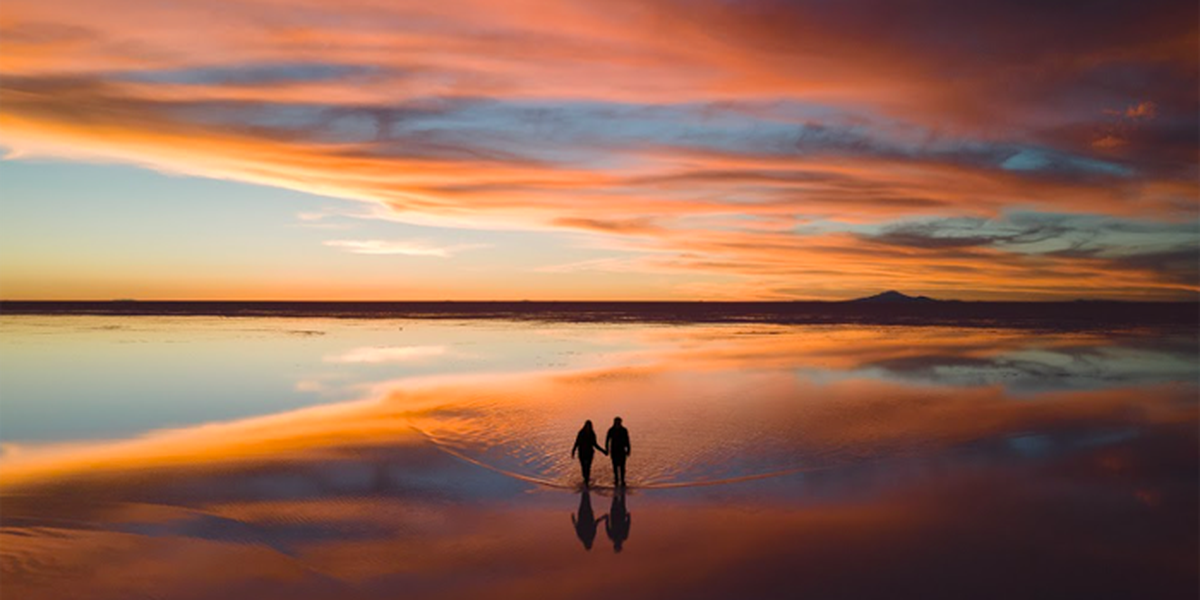 El Salar de Uyuni, el desierto de sal más grande del mundo, en Bolivia, es uno de los paisajes más impactantes del planeta. Su importancia ecológica, geológica y cultural fue reconocida por la UNESCO como parte de la Reserva de la Biósfera y Patrimonio de la Humanidad.