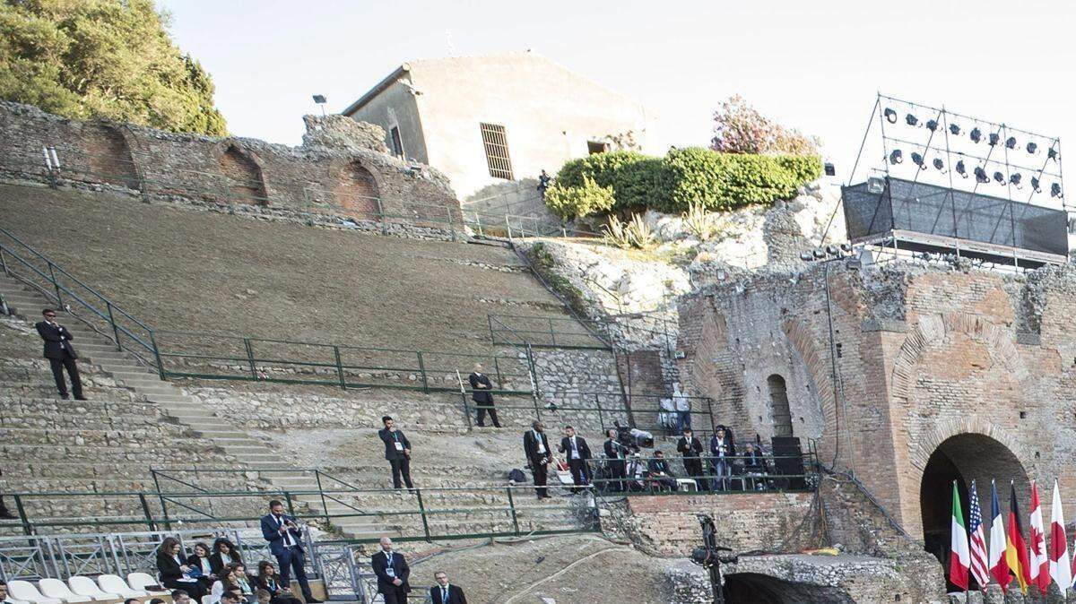 Fotografía cedida por la Oficina de Prensa del Palacio Chigi, que muestra una vista general de los asistentes a un concierto en el teatro griego en el ámbito de la cumbre de líderes del G7 en Taormina (Italia) este 26 de mayo de 2017.  