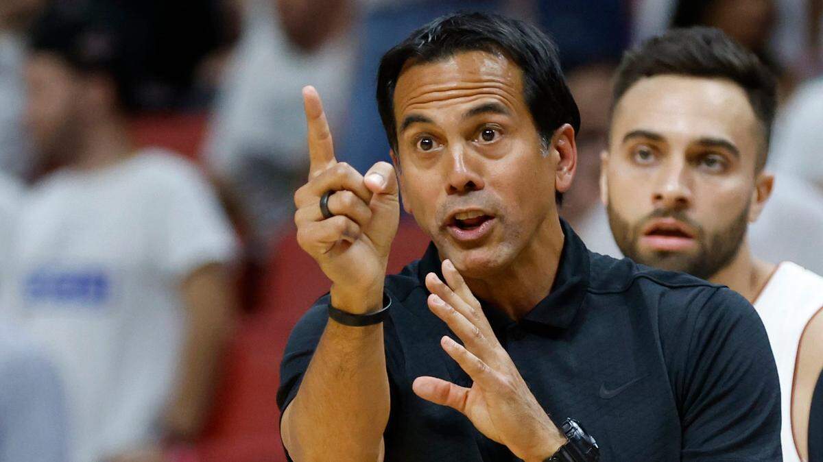 El coach del Heat Erik Spoelstra gesticula en el tercer partido del playoffs contra los Knikcs de Nueva York, celebrado el 6 de mayo de 2023 en Miami.
