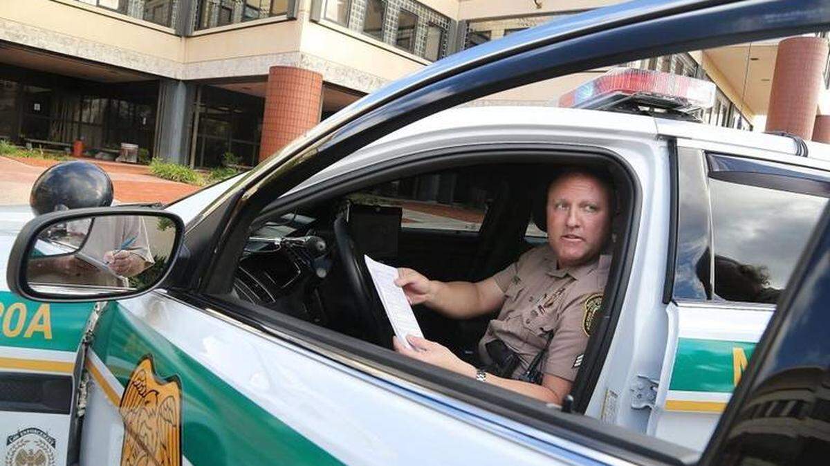 El agente George Wilhelm II utiliza el nuevo sistema de citas electrónicas en la Sede del Departamento de Policía de Miami-Dade en Doral. 