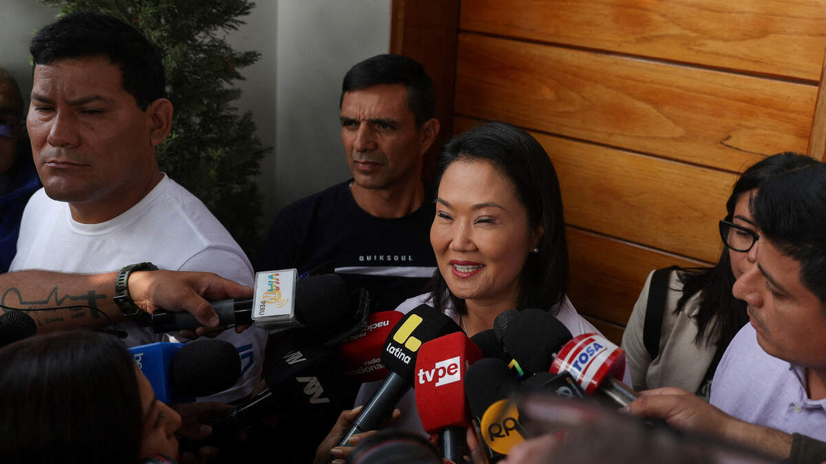 La candidata presidencial conservadora de Perú, Keiko Fujimori, se dirige a los medios de comunicación mientras continúa el recuento de votos en una reñida contienda presidencial entre Fujimori y el candidato de izquierda Roberto Sánchez, en Lima, Perú, el jueves 11 de junio de 2026.