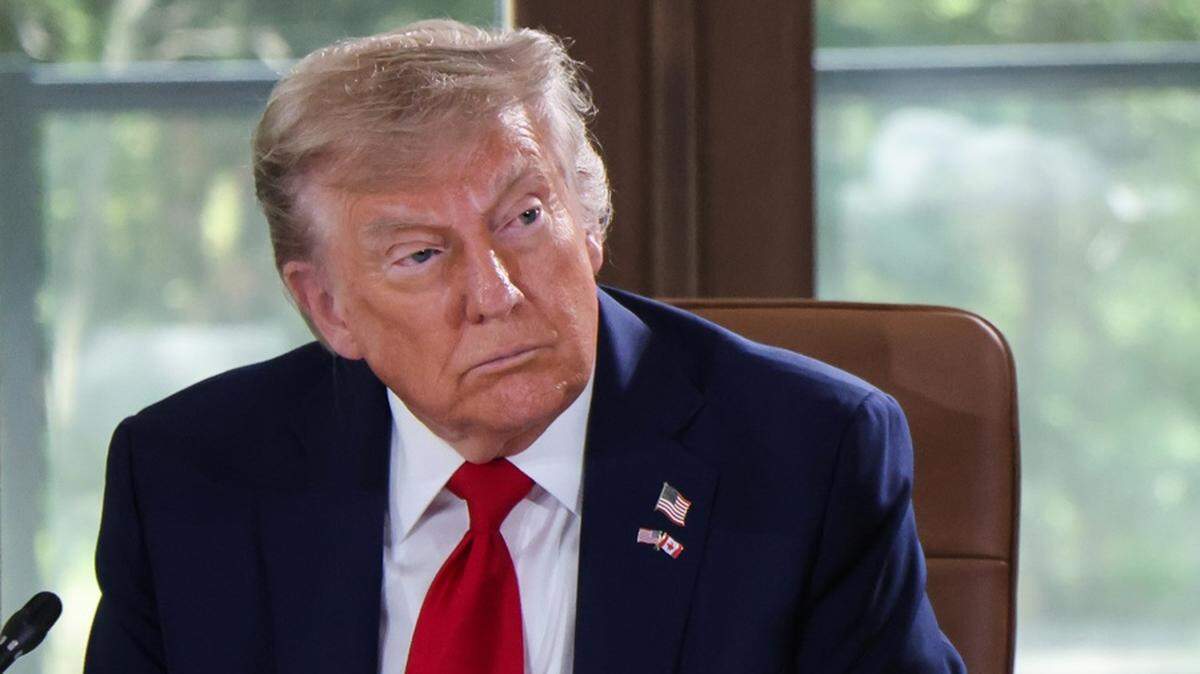 El presidente de Estados Unidos, Donald Trump, participa en una sesión de trabajo durante la Cumbre del Grupo de los Siete (G7) en el Pomeroy Kananaskis Mountain Lodge, en Kananaskis, Alberta, Canadá, el 16 de junio de 2025. EFE/EPA/LUDOVIC MARIN / POOL