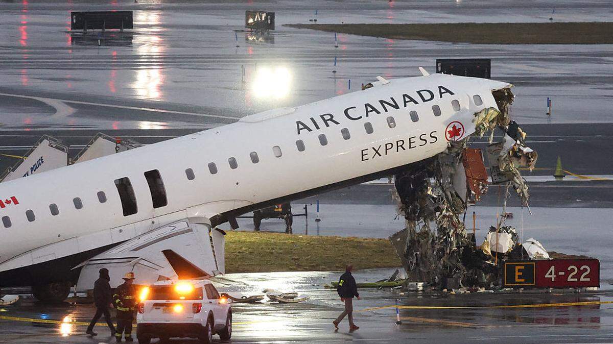 Un avión CRJ-900 de Air Canada Express permanece en la pista tras colisionar con un camión de bomberos de la Autoridad Portuaria en el aeropuerto LaGuardia de Nueva York, el lunes 23 de marzo de 2026. Un avión que transportaba a decenas de personas colisionó con un camión de bomberos en una pista del aeropuerto LaGuardia de Nueva York, causando la muerte del piloto y del copiloto, así como “lesiones graves” a otras personas, según informaron las autoridades este lunes.