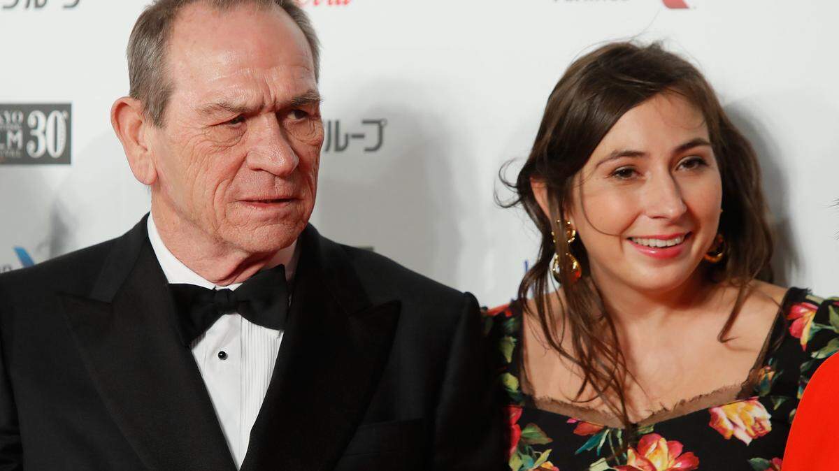 Tommy Lee Jones y Victoria Jones asisten a la alfombra roja del 30.º Festival Internacional de Cine de Tokio en Roppongi Hills el 25 de octubre de 2017 en Tokio, Japon.