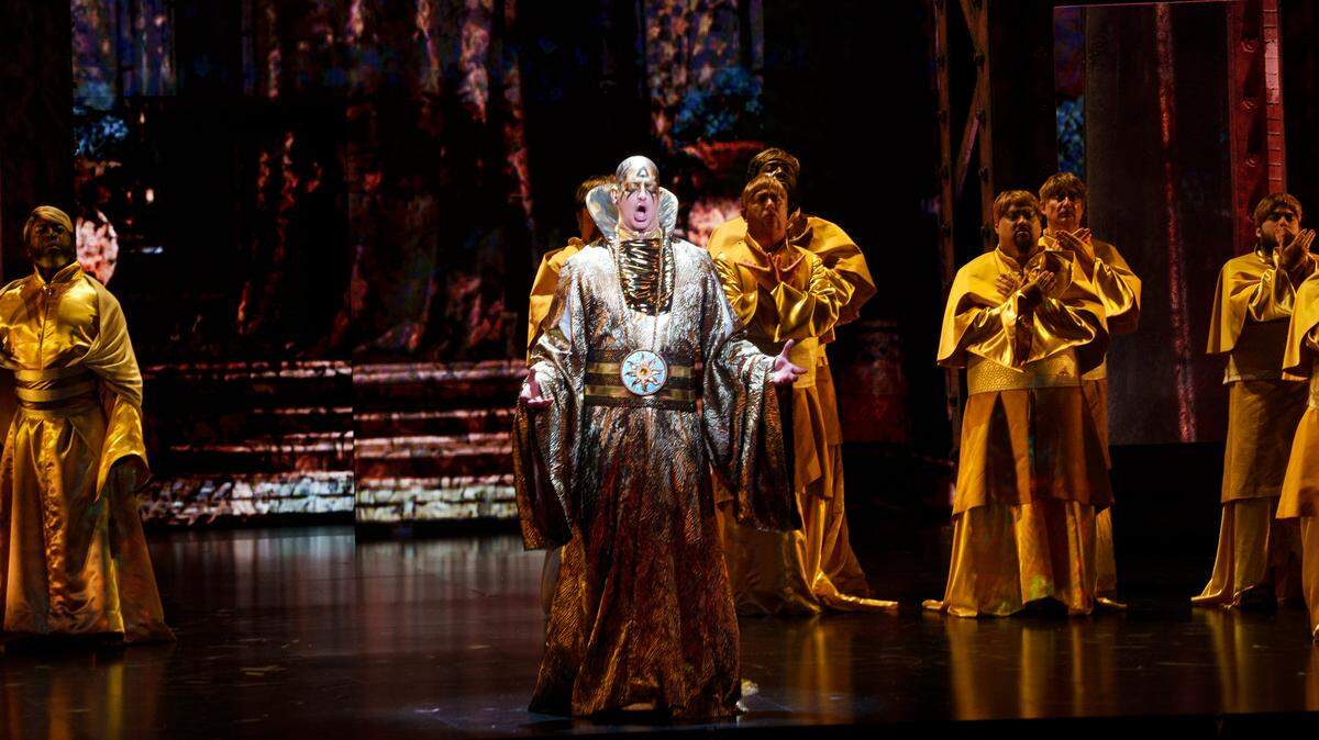 El imponente Andrew Potter como Sarastro en “La flauta mágica” de Mozart.