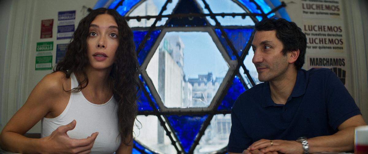 En Netflix la comedia dramática argentina ‘Transmitzvah’ (2024) dque ahonda en la vida de una cantante transgénero que regresa a la casa de sus padres, ortodoxos judíos.