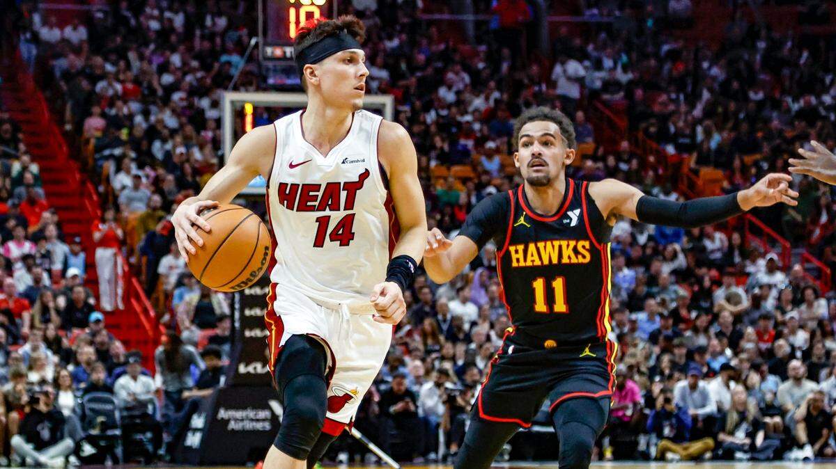El escolta del Heat, Tyler Herro, conduce el balón ante la marca de Trae Young, de los Hawks de Atlanta, en la primera mitad del partido celebrado el 22 de diciembre de 2023 en el Kaseya Center de Miami, Florida.
