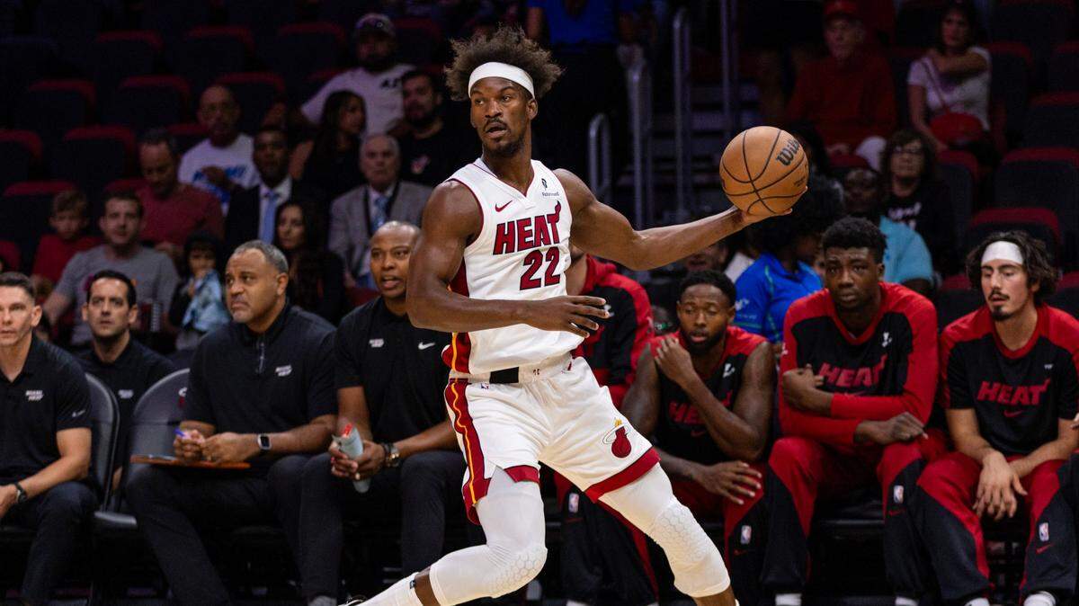 El jugador del Heat Jimmy Butler recupera un balón en el partido de pretemporada contra los Pelicans de New Orleans, celebrado el 13 de octubre de 2024 en Miami.