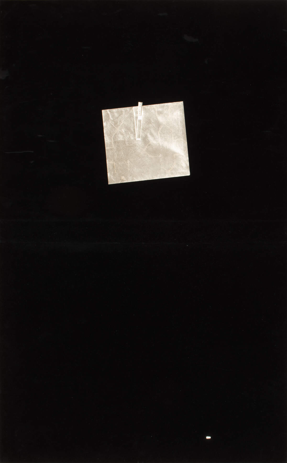 “The Box”, Box, 2019, cartón, papel, papel de pared, vinilo, tela, 48 x 32 x 2.25 pulgadas.