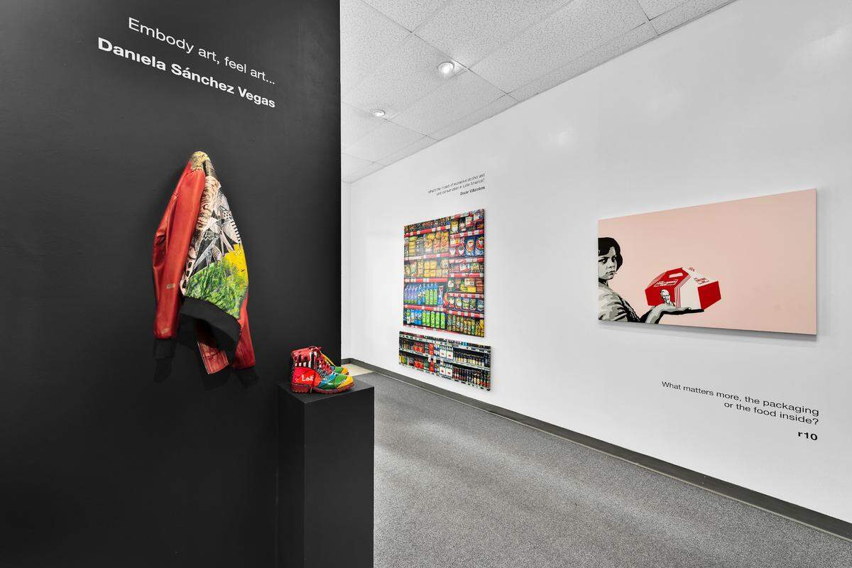 Obras en sala de la exhibición “LatinX Pop Now” en Mundo Arte Gallery, Miami.