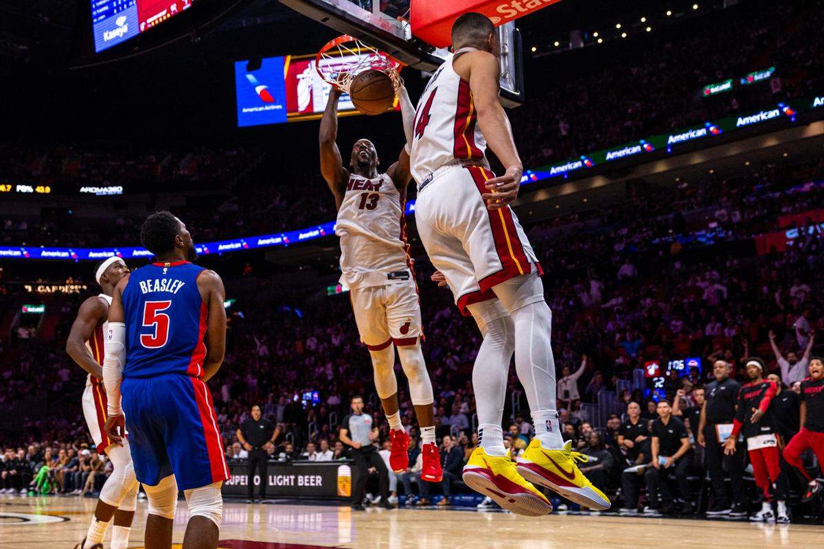El jugador del Heat Tyler Herro (14) reacciona tras la clavada del centro Bam Adebayo (13) en el partido ante los Pistons de Detroit, celebrado el 28 de octubre de 2024 en Miami.