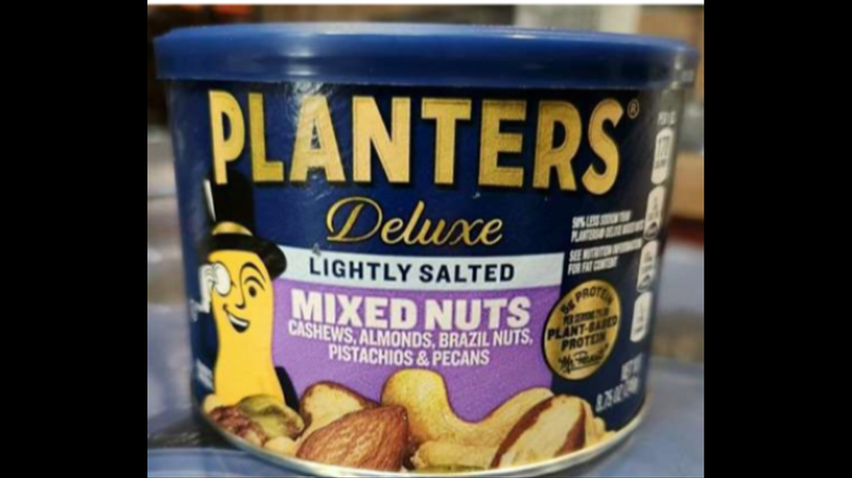 Nueces Mixtas Planters Deluxe Lightly Salted en latas de 8.75 onzas.