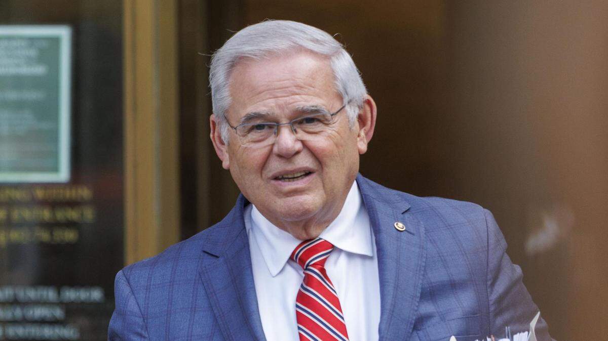 Foto de archivo del 12 de julio de 2024 del exsenador demócrata de Nueva Jersey Bob Menéndez saliendo del Tribunal federal de los Estados Unidos en New York. El demócrata se presentó en una prisión federal el martes 17 de junio de 2025 en Pensilvania para comenzar a cumplir su condena de 11 años de prisión, tras ser hallado culpable este año de cargos de corrupción.