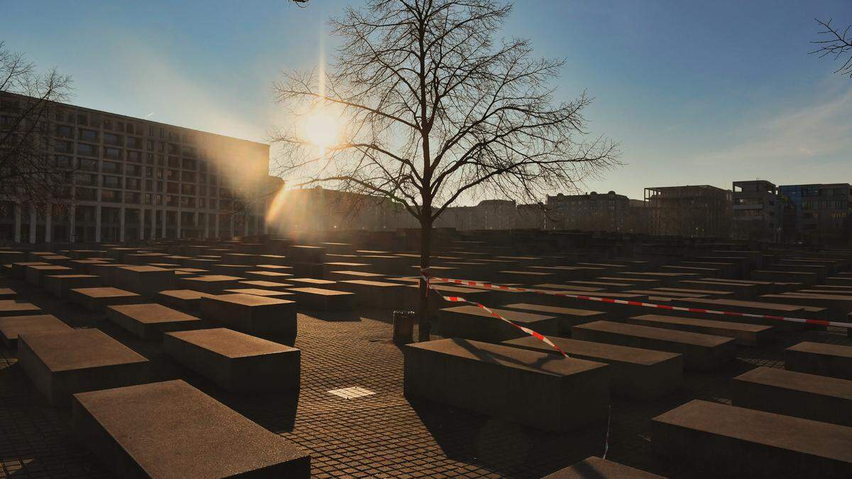 22 de febrero de 2025, Berlín: Tras el ataque en el Memorial del Holocausto en Berlín, el área aún permanece acordonada por la mañana. Foto: Paul Zinken/dpa/Sipa USA