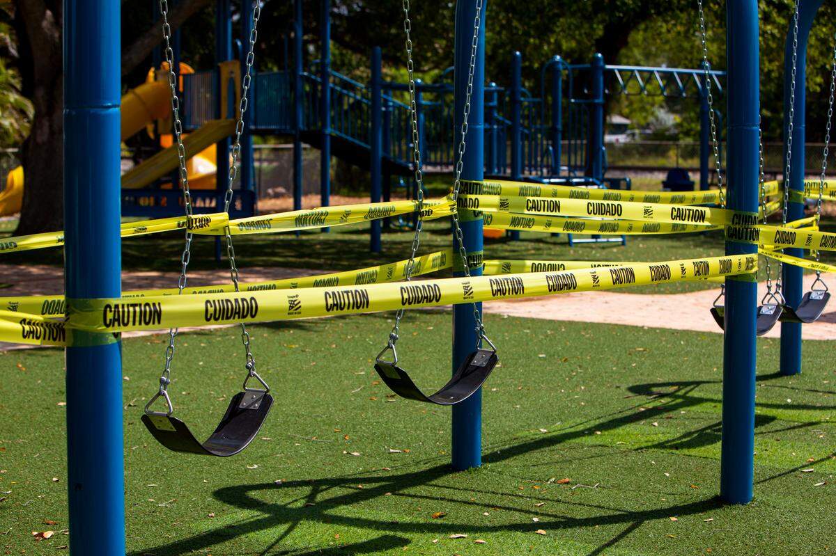 Un parque en Miami Shores está cerrado y sus columpios están envueltos en cinta de precaución para evitar que los niños jueguen mientras el pueblo toma medidas para reducir la propagación del coronavirus, 1 de abril de 2020.