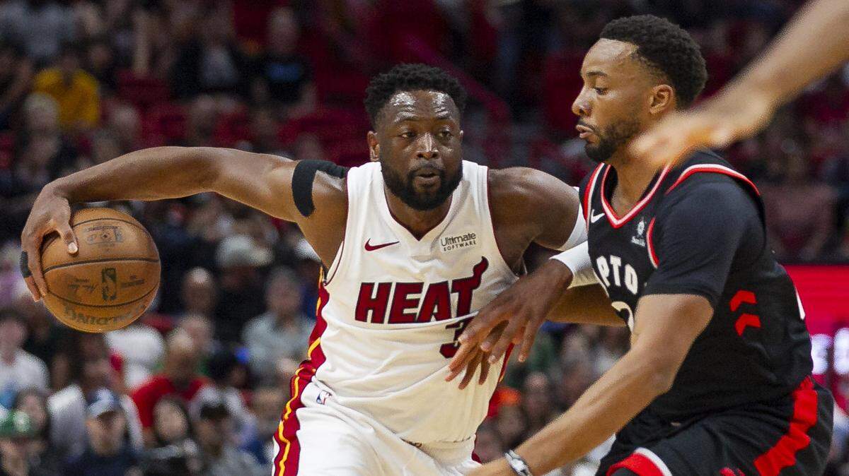 El escolta del Heat Dwyane Wade (izq.) trata de superar la marca de Norman Powell, de los Raptors, en el segundo cuarto del partido celebrado el 10 de marzo de 2019 en Miami.