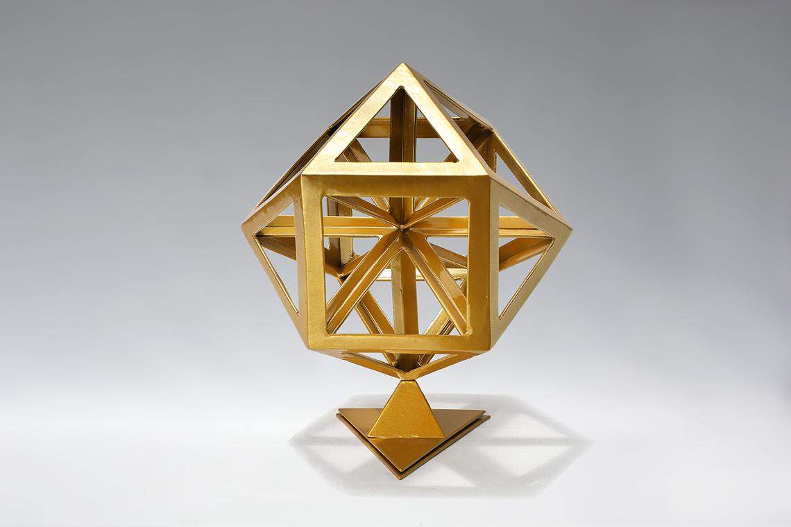 ‘Gold… Sun Essence of the Sun I’, 2021, acero inoxidable y esmalte, 14.5 x 12 x 12 pulgadas.