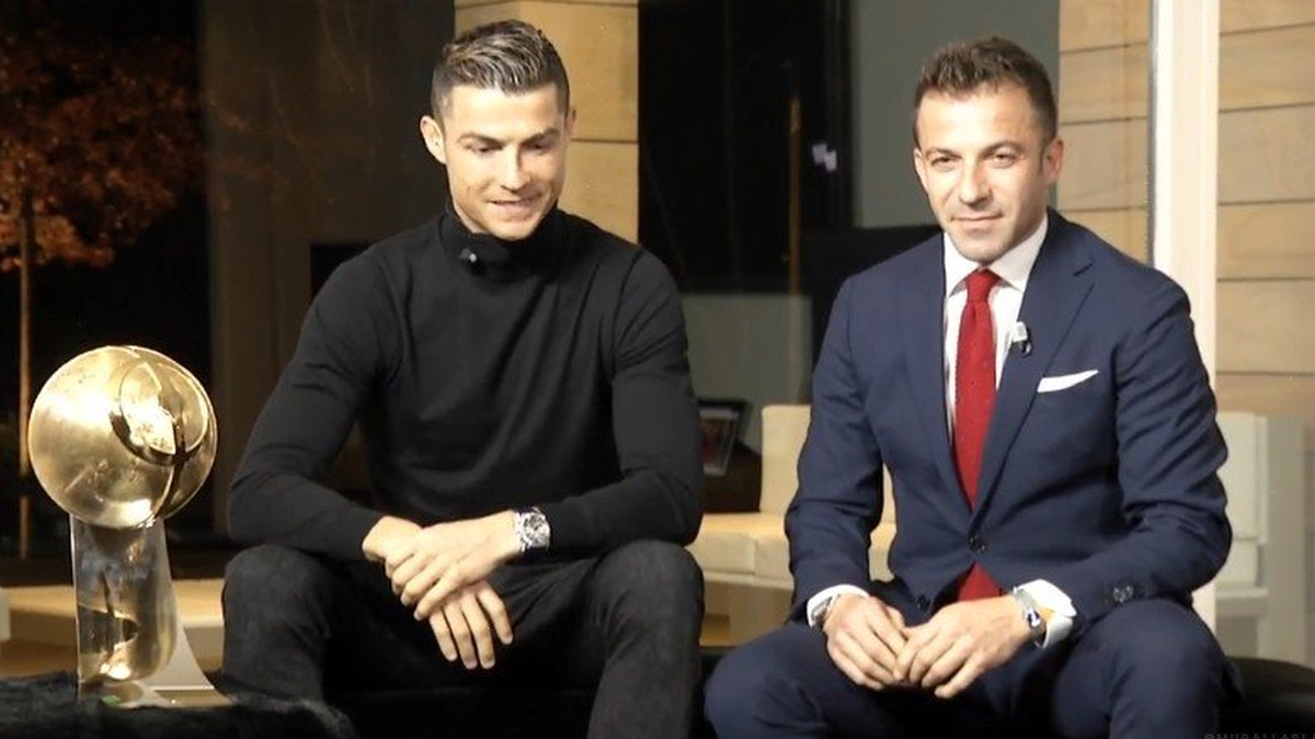 Cristiano Ronaldo no estuvo presente en la gala de los premio Globe Soccer en Dubai, pero apareció en un video grabado para la ocasión. A su lado Alesandro Del Piero. 