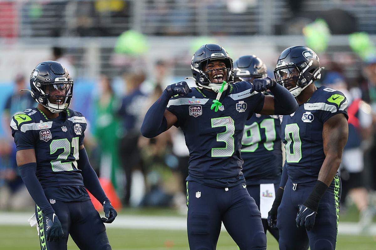 Los jugadores de los Seahawks de Seattle Devon Witherspoon (#21) y Nick Emmanwori (#3) reaccionan a una jugada contra los Patriots de New England en el Super Bowl, celebrado el 8 de febrero de 2026 en el Levi’s Stadium en Santa Clara, California. 