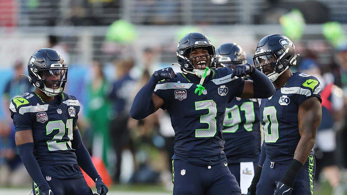 Los jugadores de los Seahawks de Seattle Devon Witherspoon (#21) y Nick Emmanwori (#3) reaccionan a una jugada contra los Patriots de New England en el Super Bowl, celebrado el 8 de febrero de 2026 en el Levi’s Stadium en Santa Clara, California. 